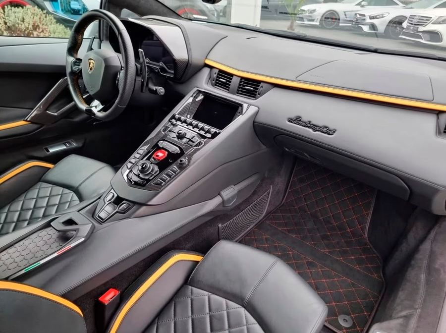 Personalizowane dywaniki samochodowe z Alcantary do Lamborghini Aventador | Czerwone szwy