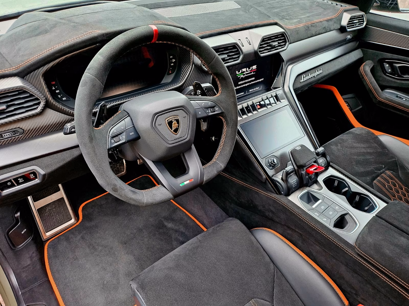 Personalizowane dywaniki samochodowe do Lamborghini Urus w czarnym kolorze z pomarańczowymi okręgami