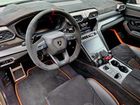 Personalizowane dywaniki samochodowe do Lamborghini Urus w czarnym kolorze z pomarańczowymi okręgami