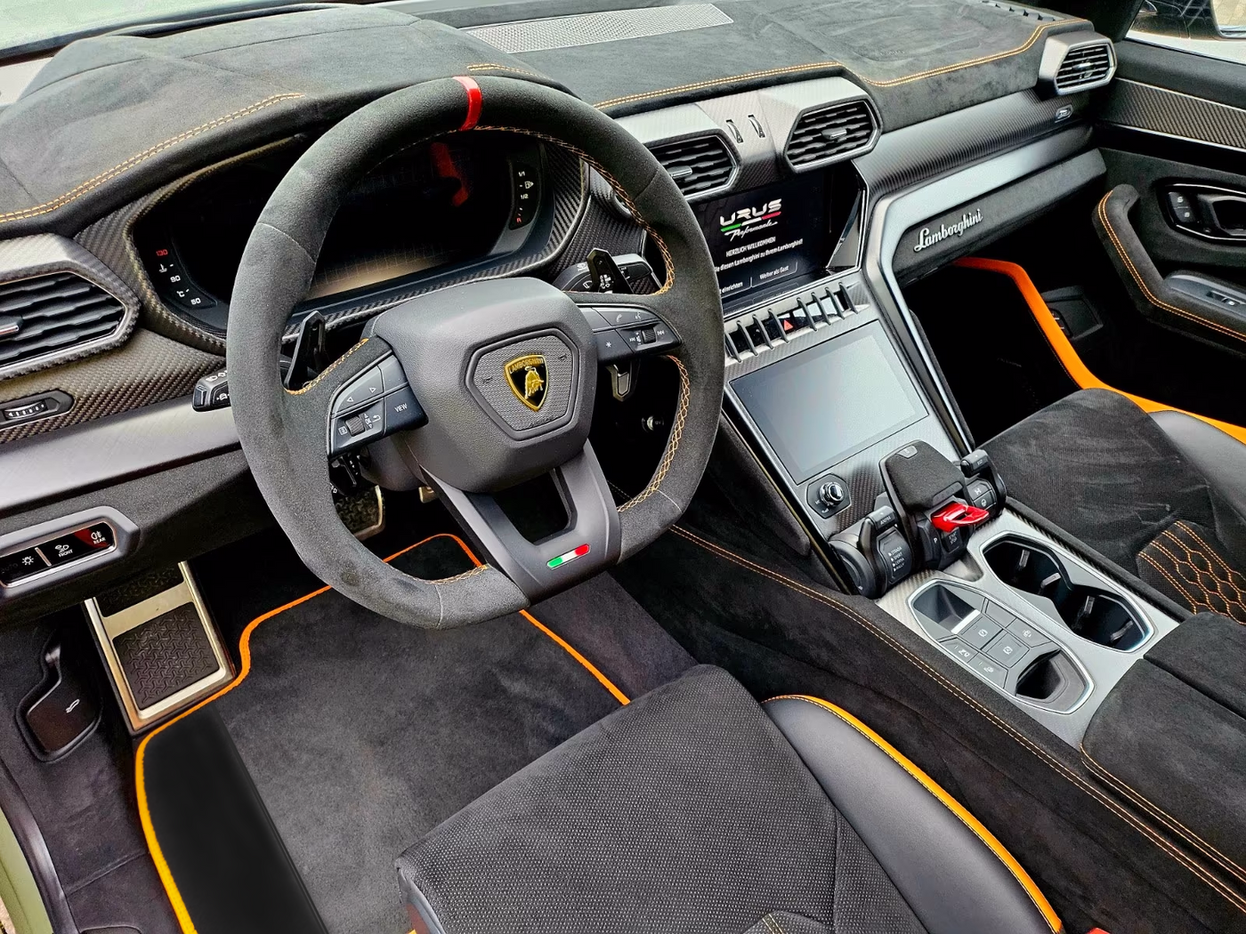 Personalizowane czarne dywaniki samochodowe do Lamborghini Urus z Alcantarą