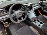 Personalizowane czarne dywaniki samochodowe do Lamborghini Urus z Alcantarą