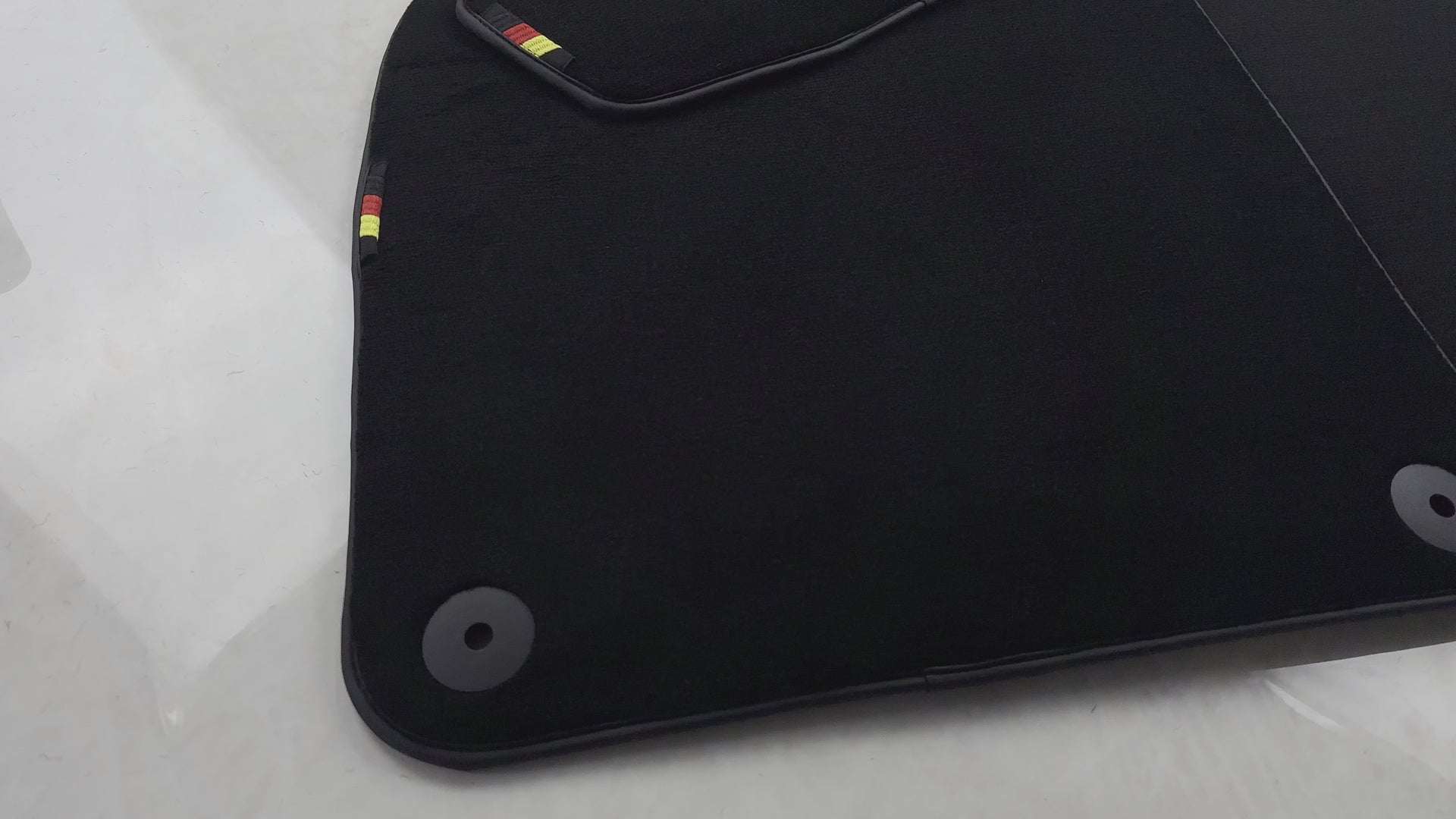 Czarne dywaniki samochodowe do Porsche 911 - 992 (2019-2024) z niemiecką flagą - AutoWin