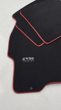 Czarne dywaniki samochodowe do Hondy Civic VI (1995-2000) projekt ER56 z czerwonym wykończeniem