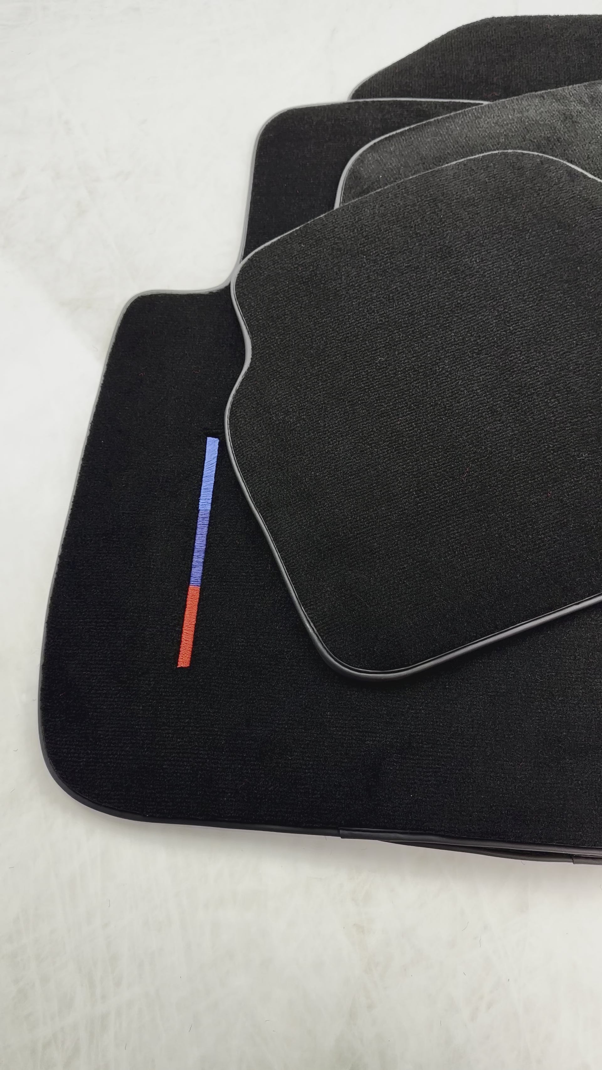 Czarne dywaniki samochodowe do BMW M3 4-drzwiowy E90 z 3 kolorowymi paskami, zestaw idealnie dopasowany - AutoWin