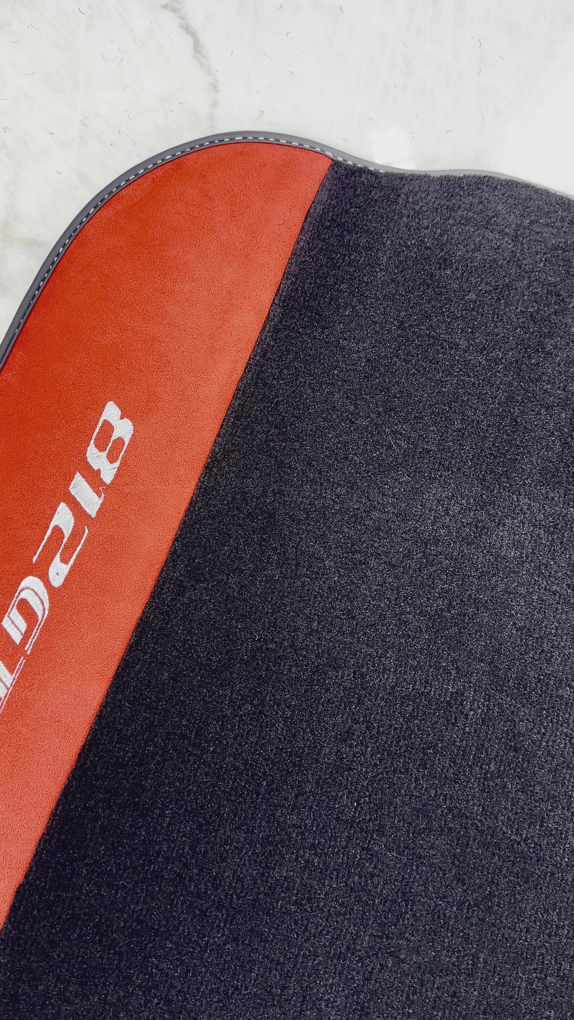 Czarne dywaniki samochodowe do Ferrari 812 GTS (2019-2023) z czerwonym skórą Alcantara - AutoWin