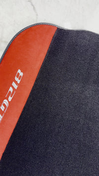 Czarne dywaniki samochodowe do Ferrari 812 GTS (2019-2023) z czerwonym skórą Alcantara
