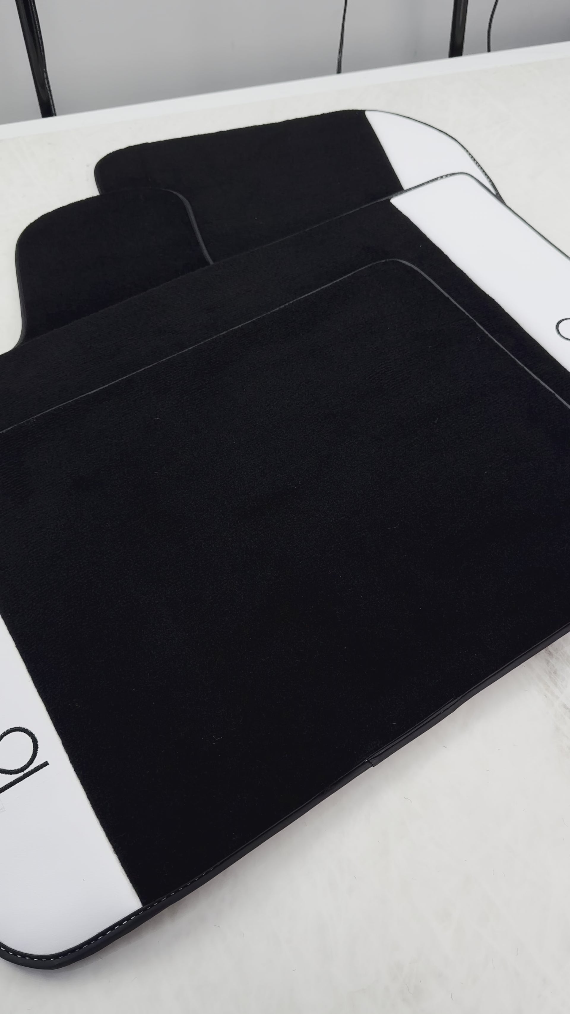 Czarne dywaniki samochodowe dla Rolls Royce Black Badge Cullinan z białą skórą - AutoWin