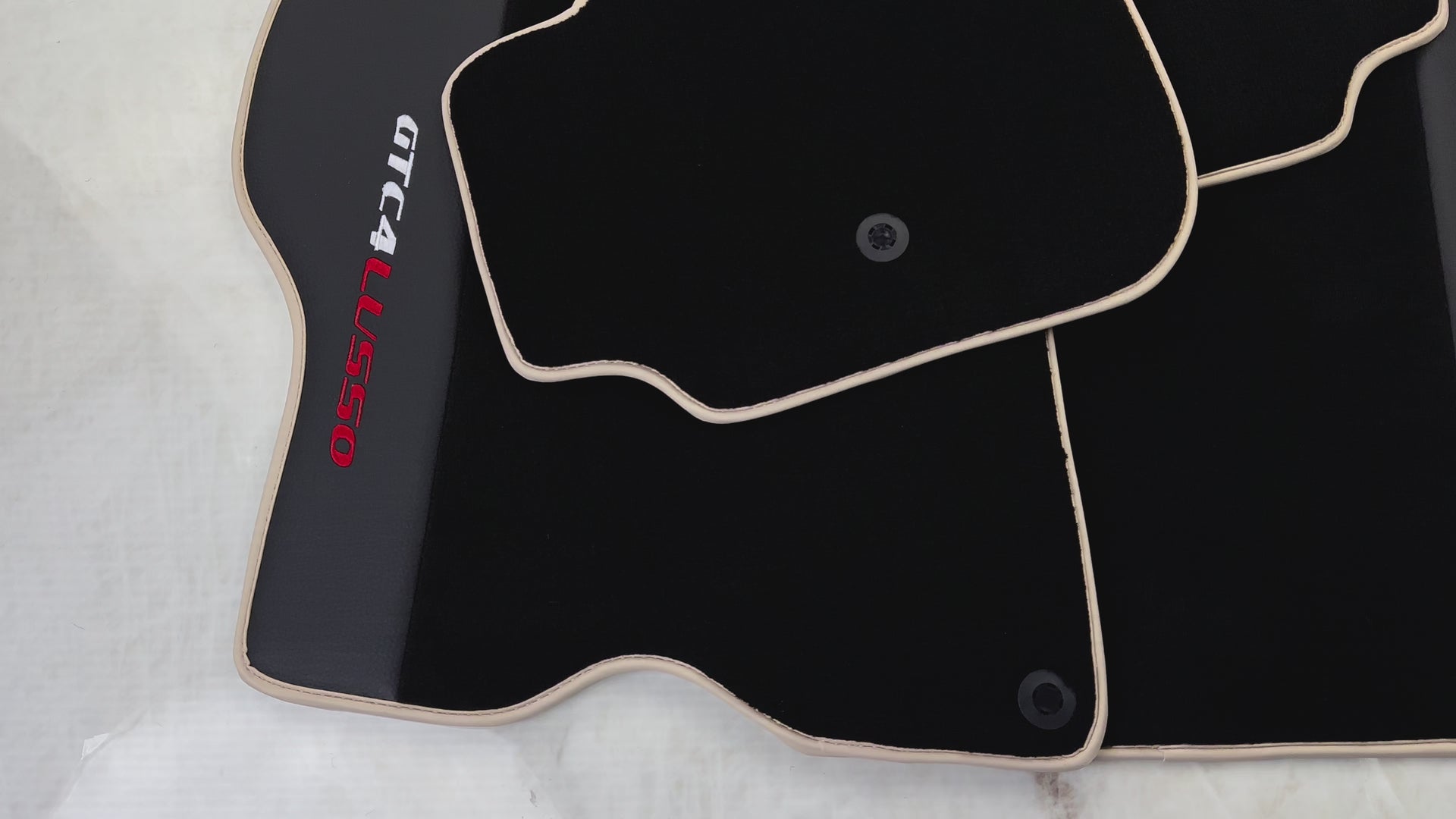 Czarne maty samochodowe do Ferrari GTC4 Lusso (2016-2023) z skórą | Beżowe wykończenie - AutoWin