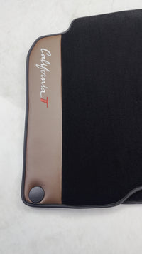 Czarne dywaniki samochodowe do Ferrari California T 2015–2018 z brązową skórą