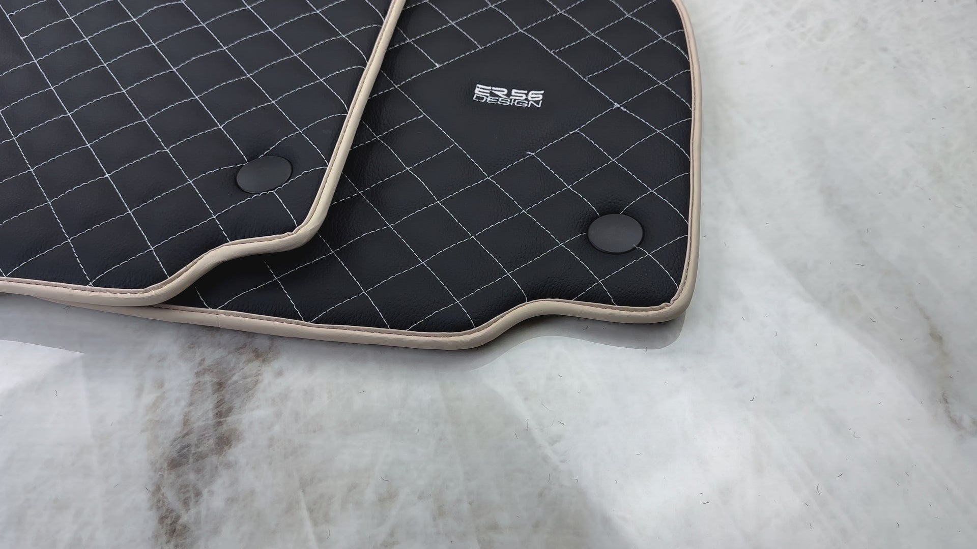 Skórzane dywaniki samochodowe do Ferrari 488 Spider 2015-2022 z białym przeszyciem ER56 | Beżowa lamówka - AutoWin