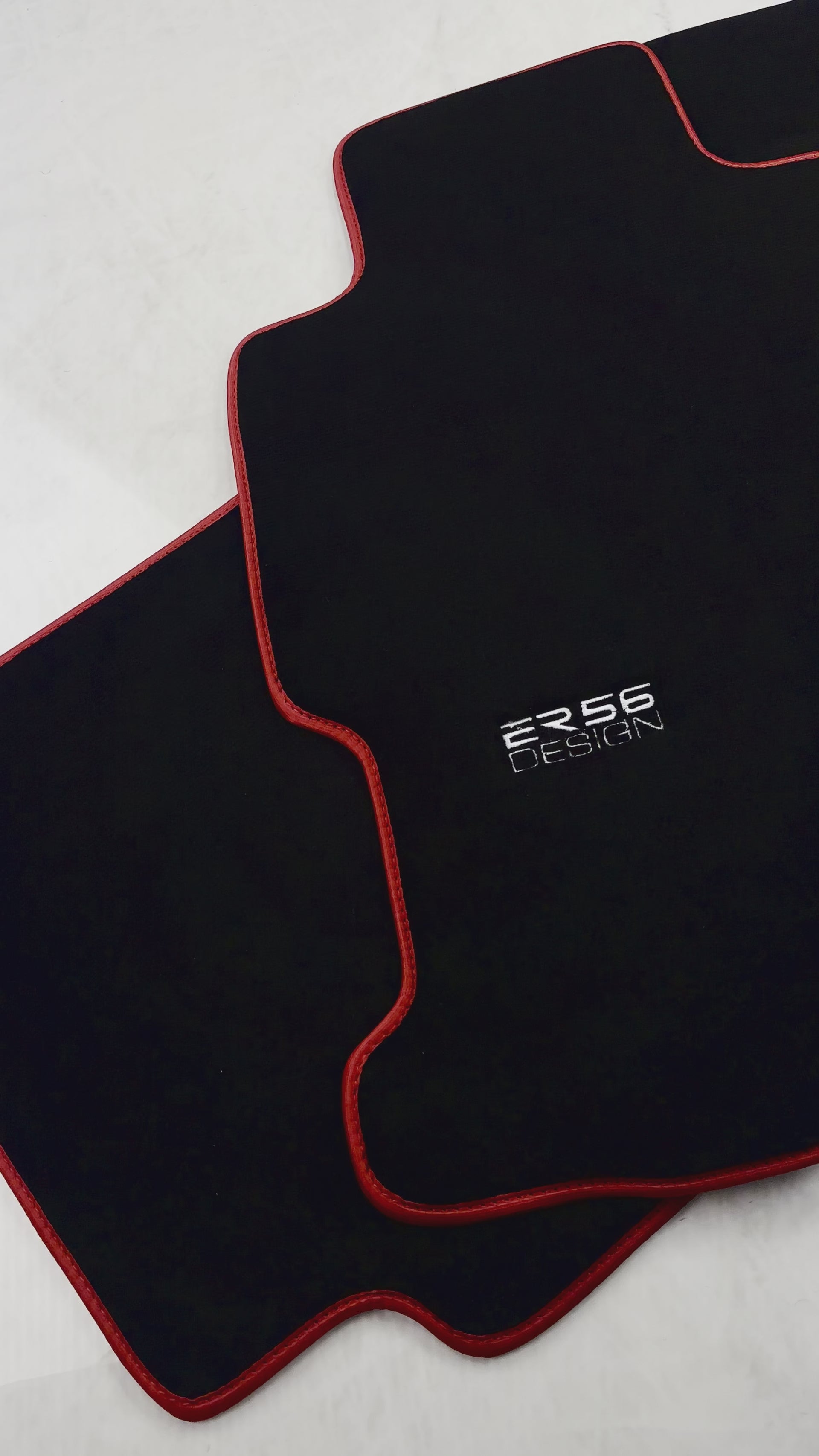 Czarne dywaniki samochodowe do Hondy Civic VII (2001-2005) design ER56 z czerwoną lamówką - ER56 Design