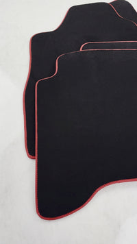 Czarne dywaniki samochodowe do Toyoty Land Cruiser 90 (1997-2003) z czerwoną lamówką | Design ER56