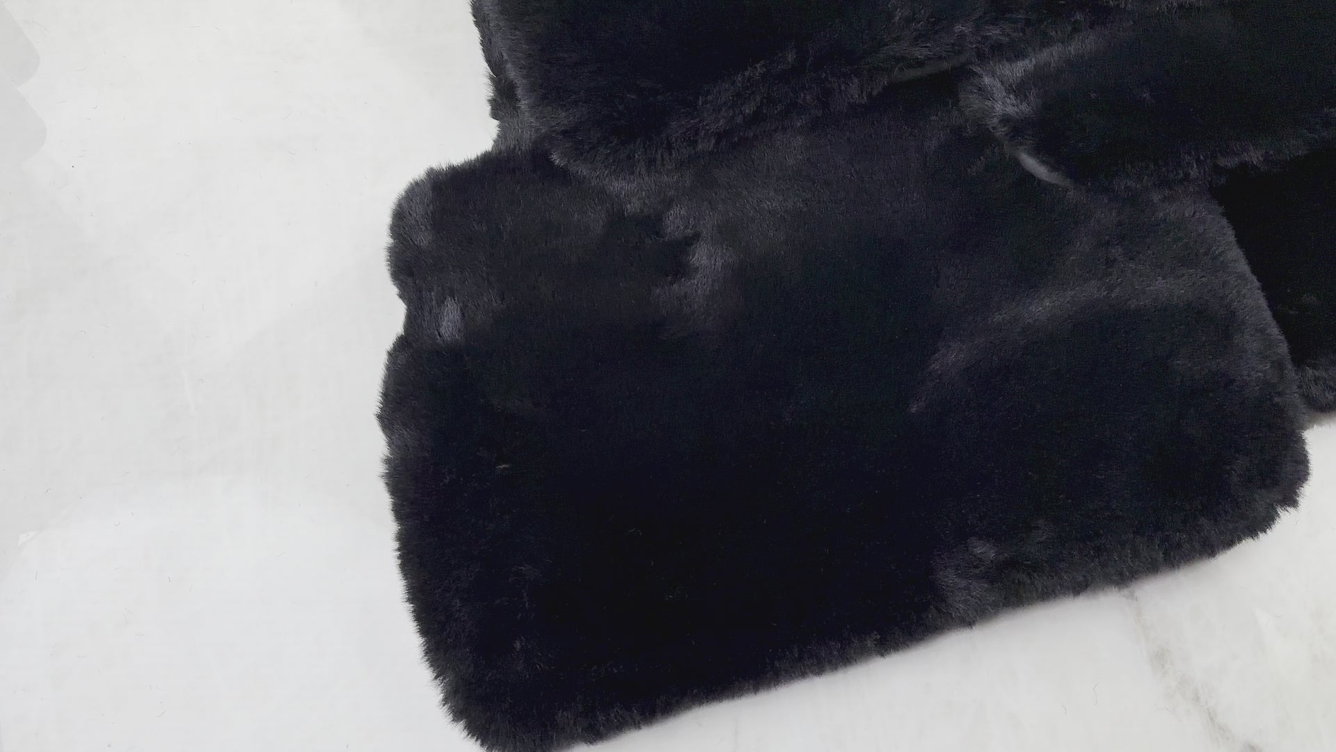 Czarne dywaniki z owczej skóry do Mercedes Benz E-Class W213 Sedan (2020-2023) | Design ER56 - ER56 Design