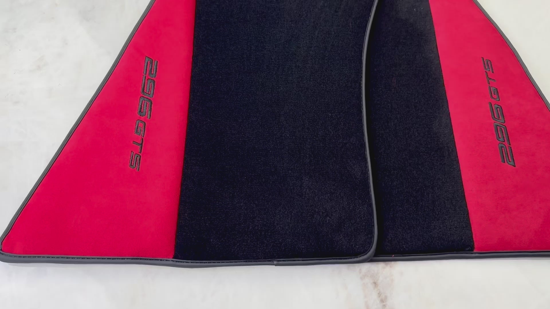 Czarne dywaniki samochodowe do Ferrari 296 GTS (2022-2025) z czerwonej skóry Alcantara - AutoWin