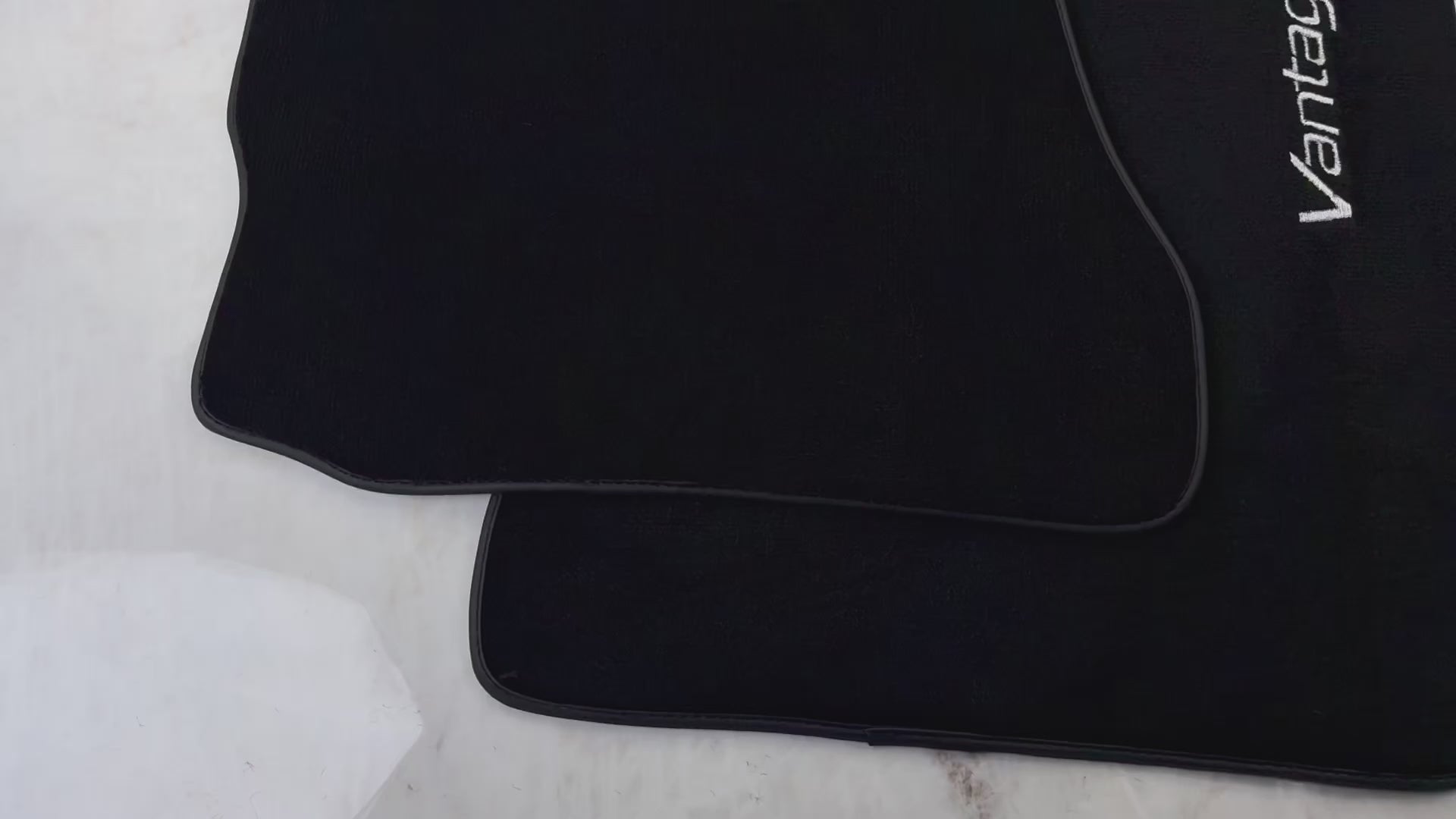 Czarne dywaniki do samochodu dla Aston Martin V8 Vantage (2005–2023) - AutoWin