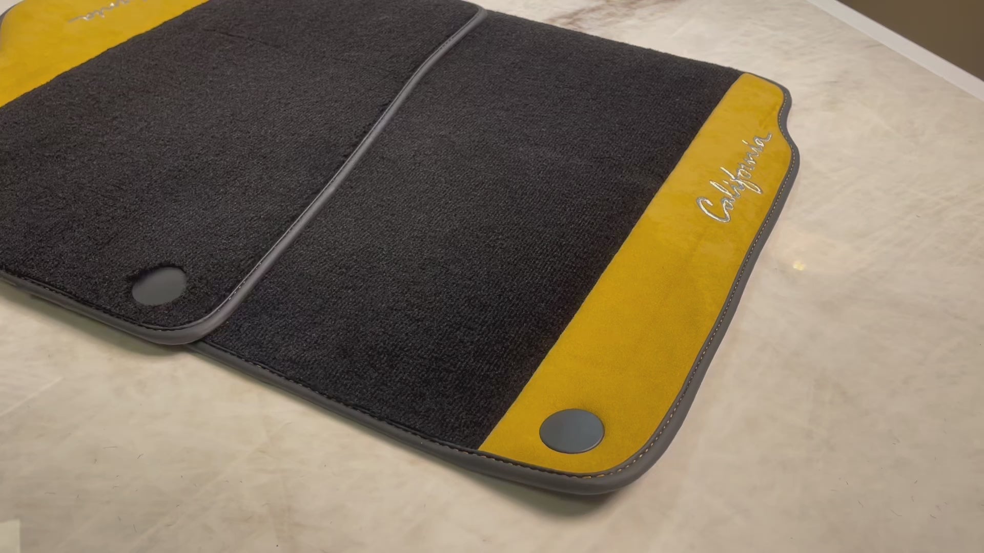 Czarne maty samochodowe do Ferrari California 2008-2014 z Alkantarą w kolorze tan - AutoWin