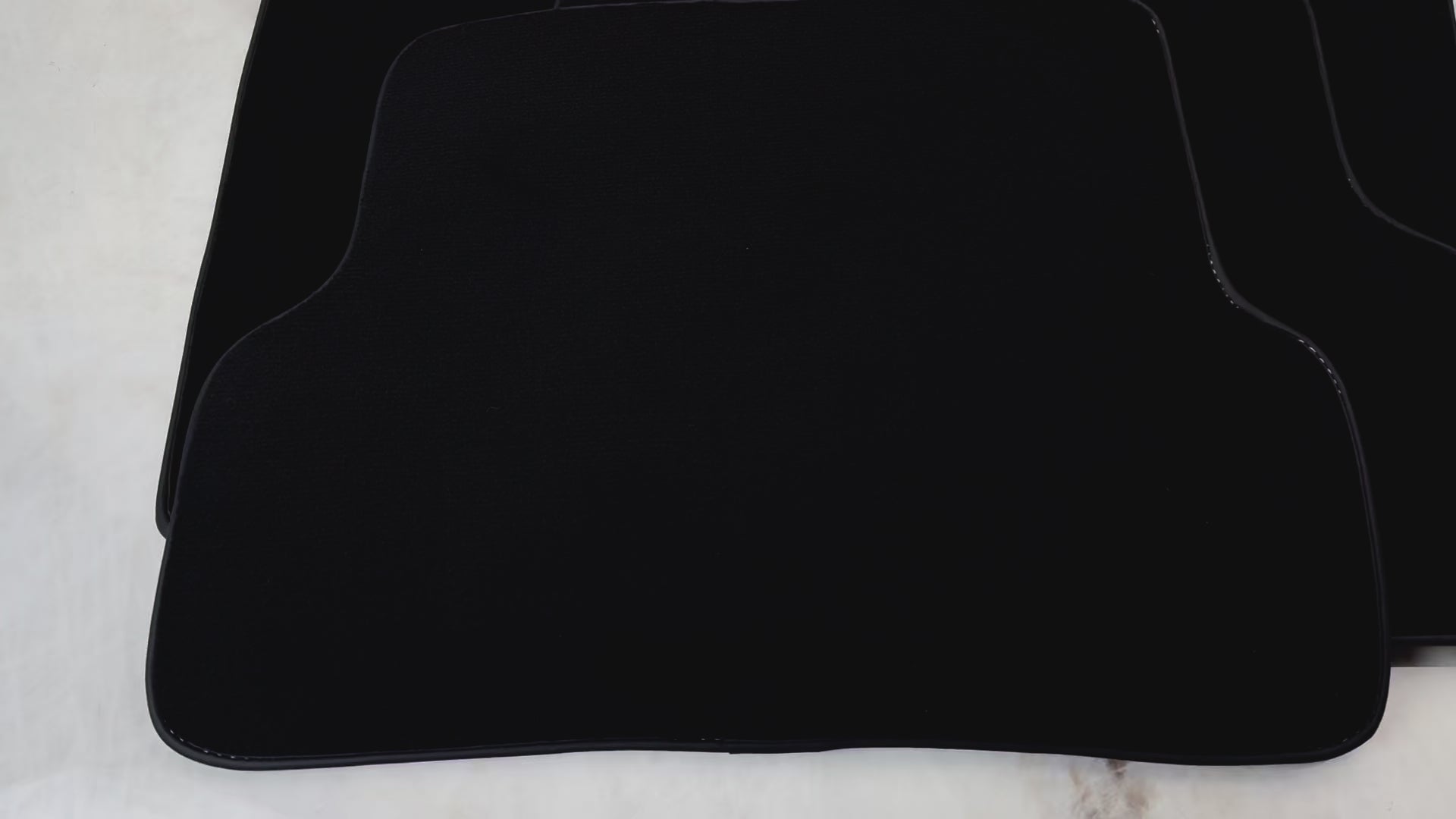 Czarne dywaniki samochodowe do Mercedes-Benz R107/C107 Coupe (1971-1989) - AutoWin