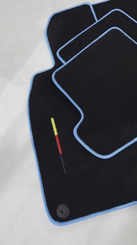 Czarne Dywaniki Samochodowe do Porsche 911 - 992 (2019-2024) z Niebieskim Wykończeniem