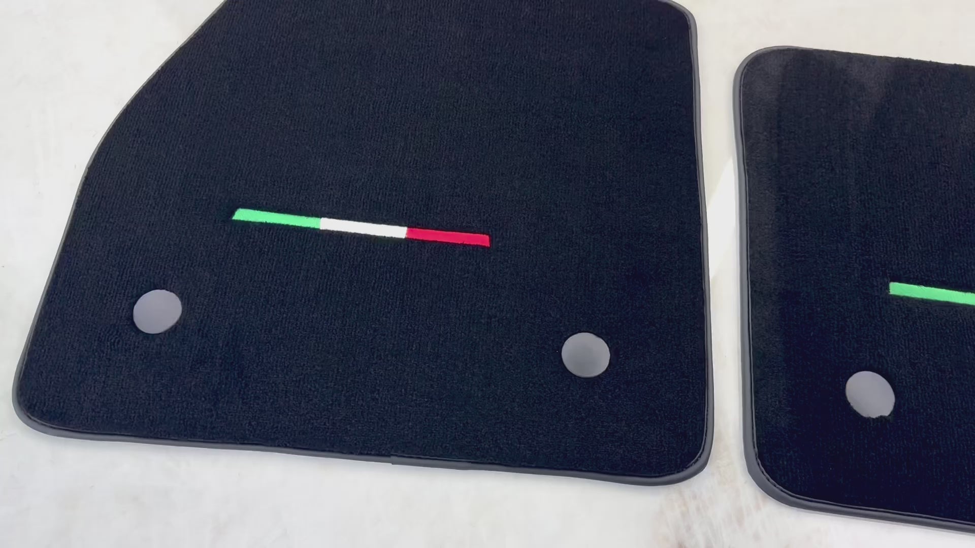 Czarne dywaniki do samochodu dla Maserati MC20 (2020-2023) Edycja Włoska | Różne kolory wykończenia - AutoWin