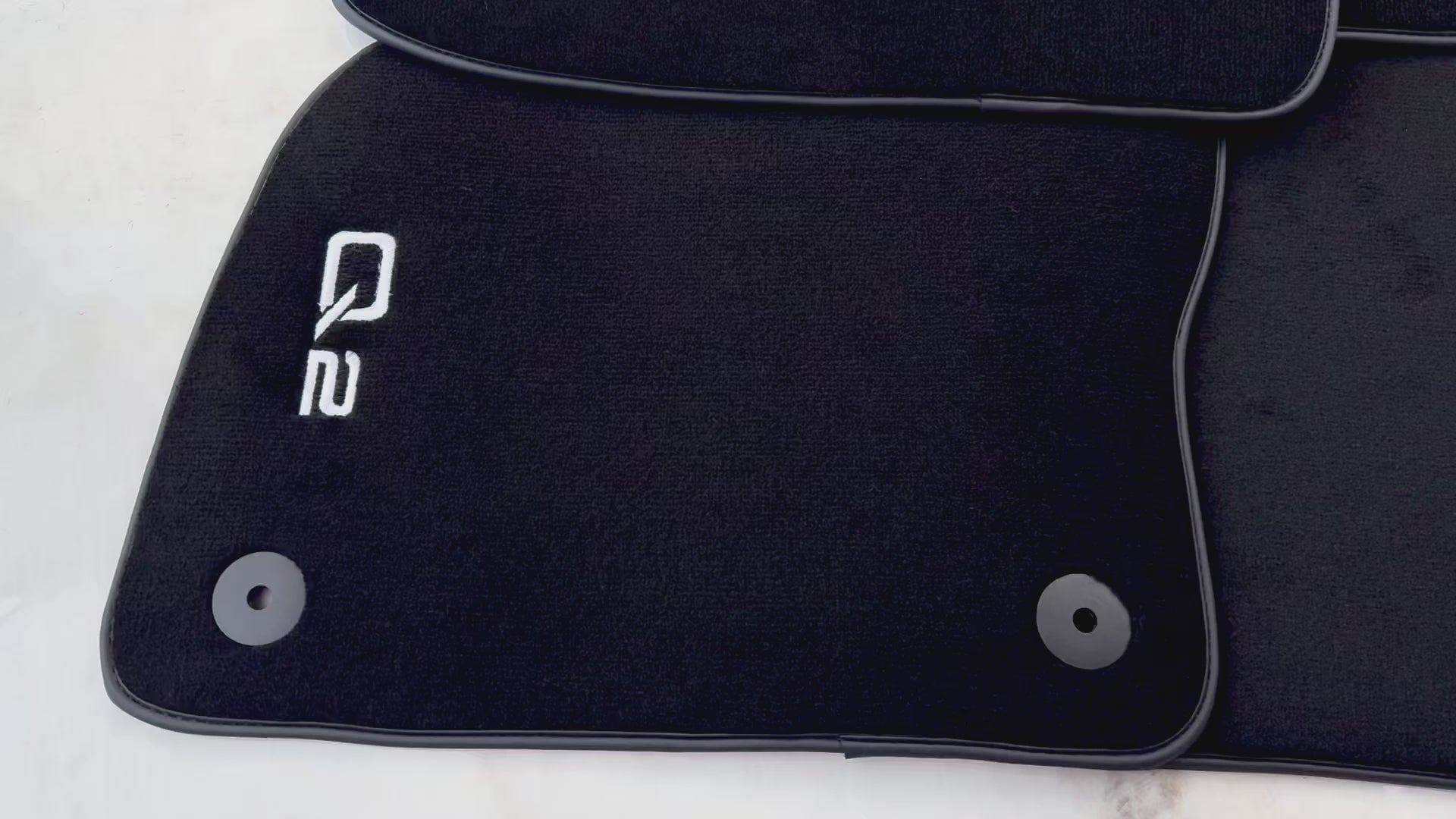 Czarne dywaniki samochodowe do Audi Q2 (2016-2020) - AutoWin