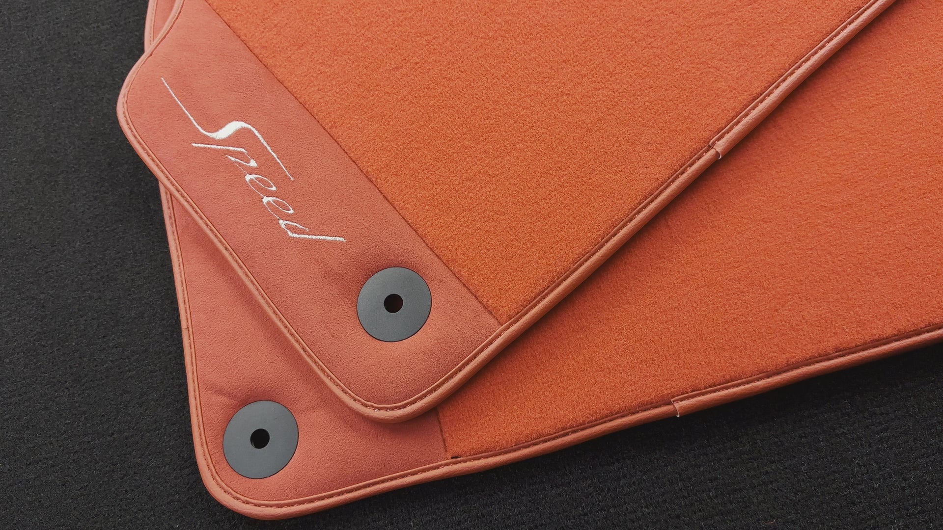 Czerwone Dywaniki Samochodowe do Bentley Bentayga (2015-2023) z Alcantarą - AutoWin