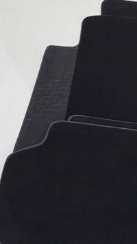 Czarne dywaniki samochodowe do BMW 5 Series G30 Sedan (2016-2023) z alcantarą