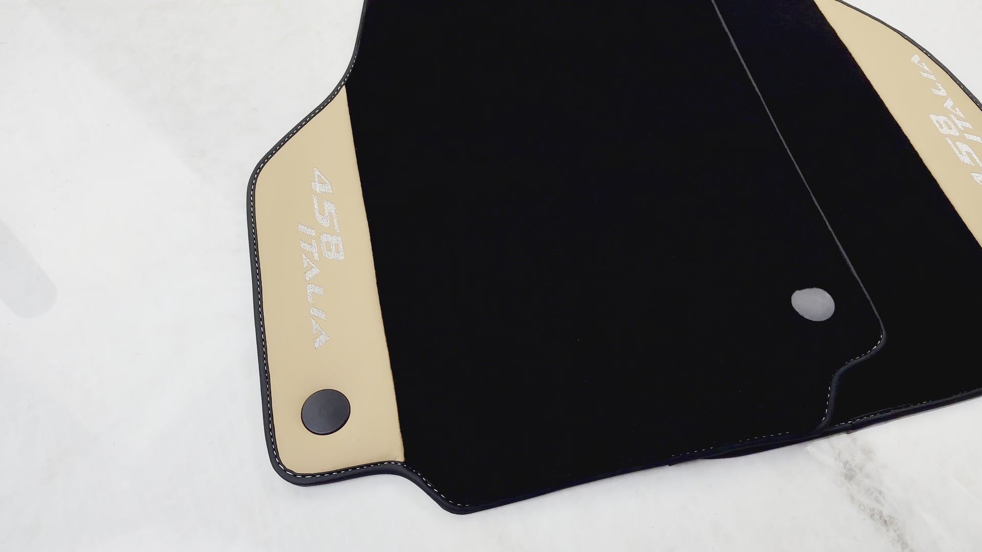 Czarne dywaniki samochodowe do Ferrari 458 Italia (2009-2015) ze skórą Nappa w kolorze beżowym - AutoWin