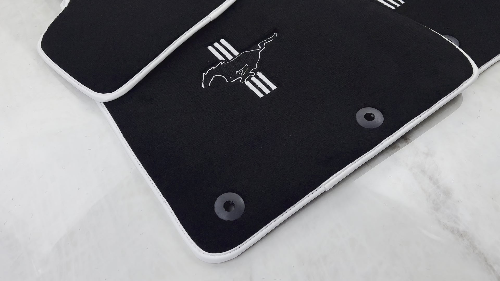 Czarne dywaniki samochodowe z białym wykończeniem do Forda Mustanga V FL (2011-2014) z Pony - AutoWin.EU