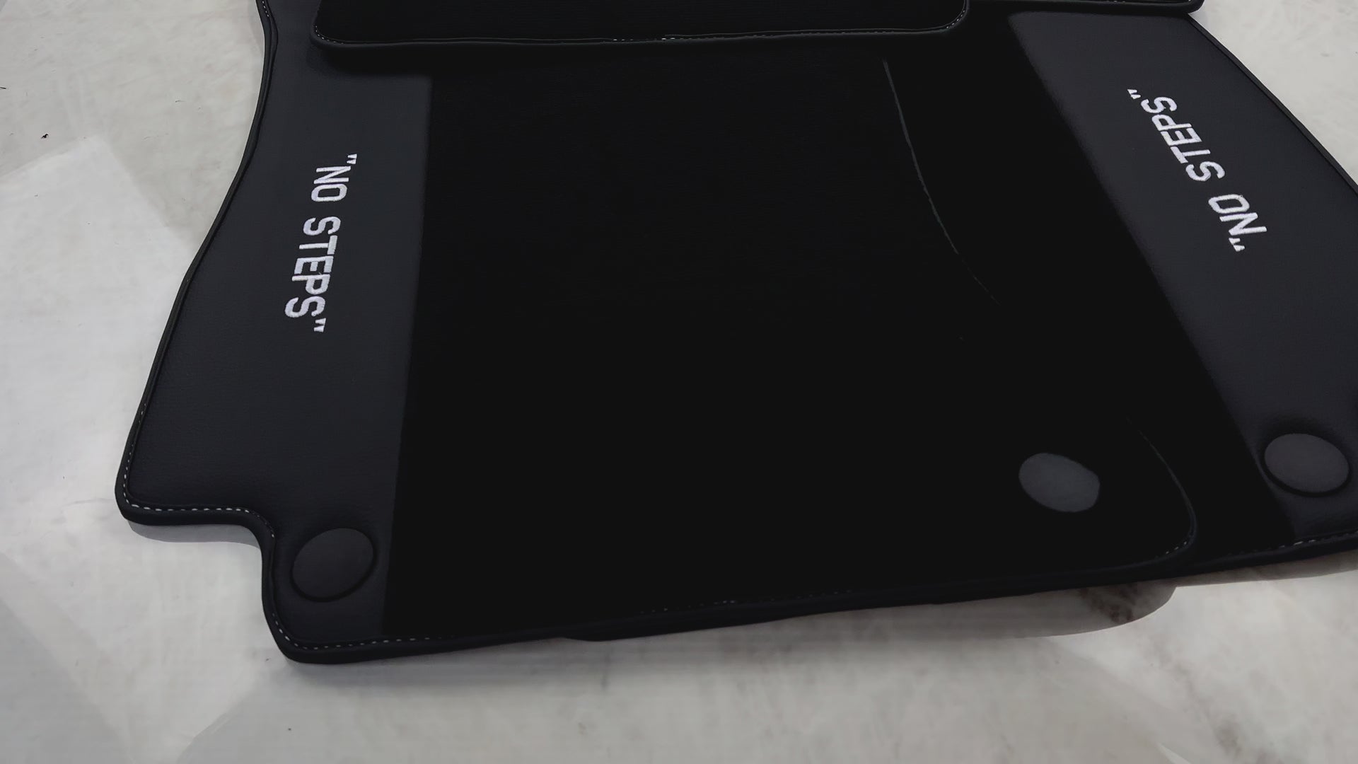 Czarne dywaniki samochodowe do Mercedes Benz E-Class W213 Sedan (2020-2023) Hybrydowy | Logo fluorescencyjne "BRAK KROKÓW" - AutoWin