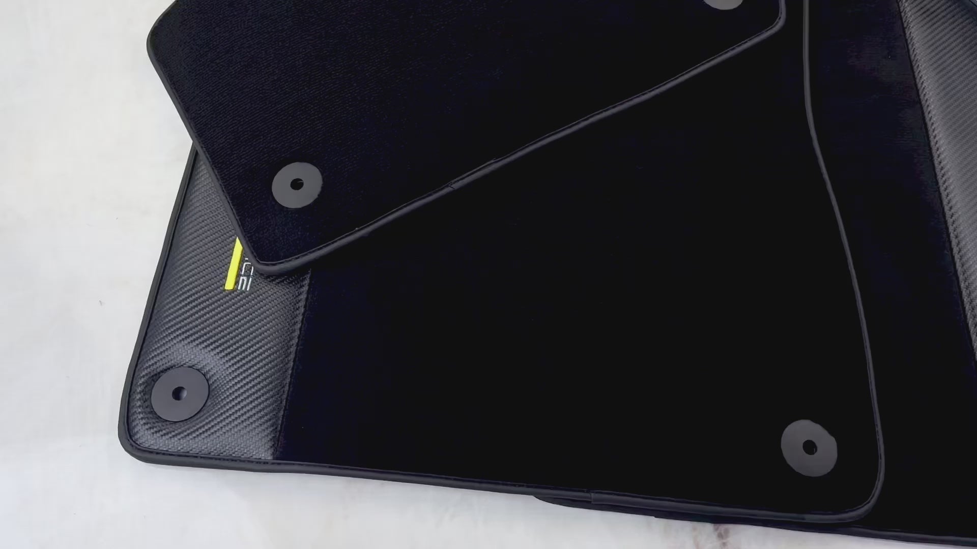 Czarne dywaniki samochodowe do Audi Q8 e-tron Sportback (2023-2025) z włóknem węglowym | ER56 Performance - AutoWin