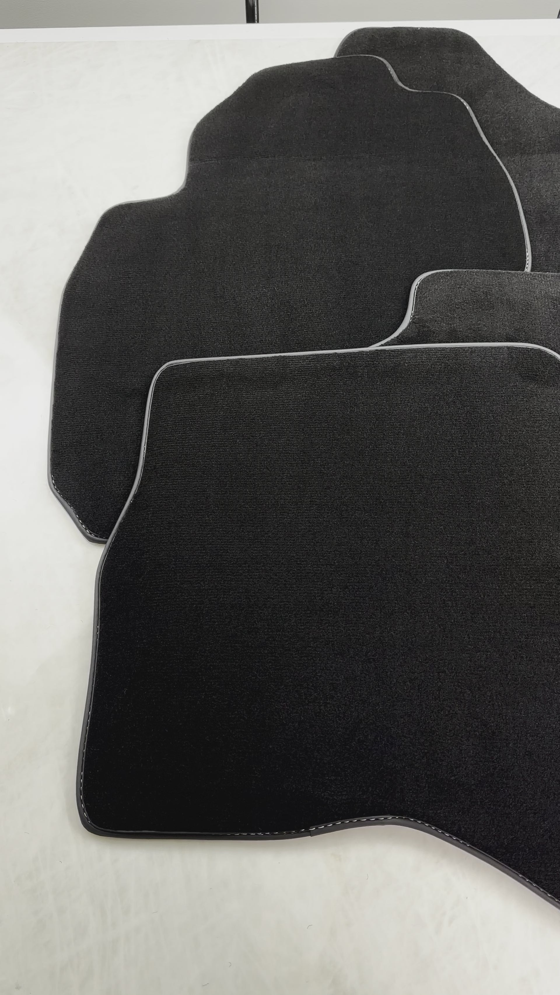 Czarne dywaniki samochodowe do Mitsubishi Pajero 1999-2005 - AutoWin