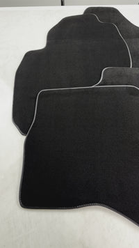 Czarne dywaniki samochodowe do Mitsubishi Pajero 1999-2005