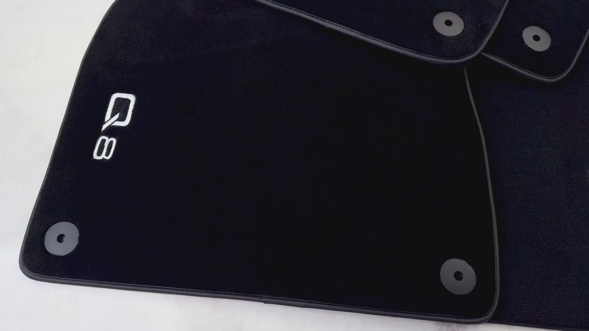 Czarne dywaniki samochodowe do Audi Q8 (2018-2023) - AutoWin.EU