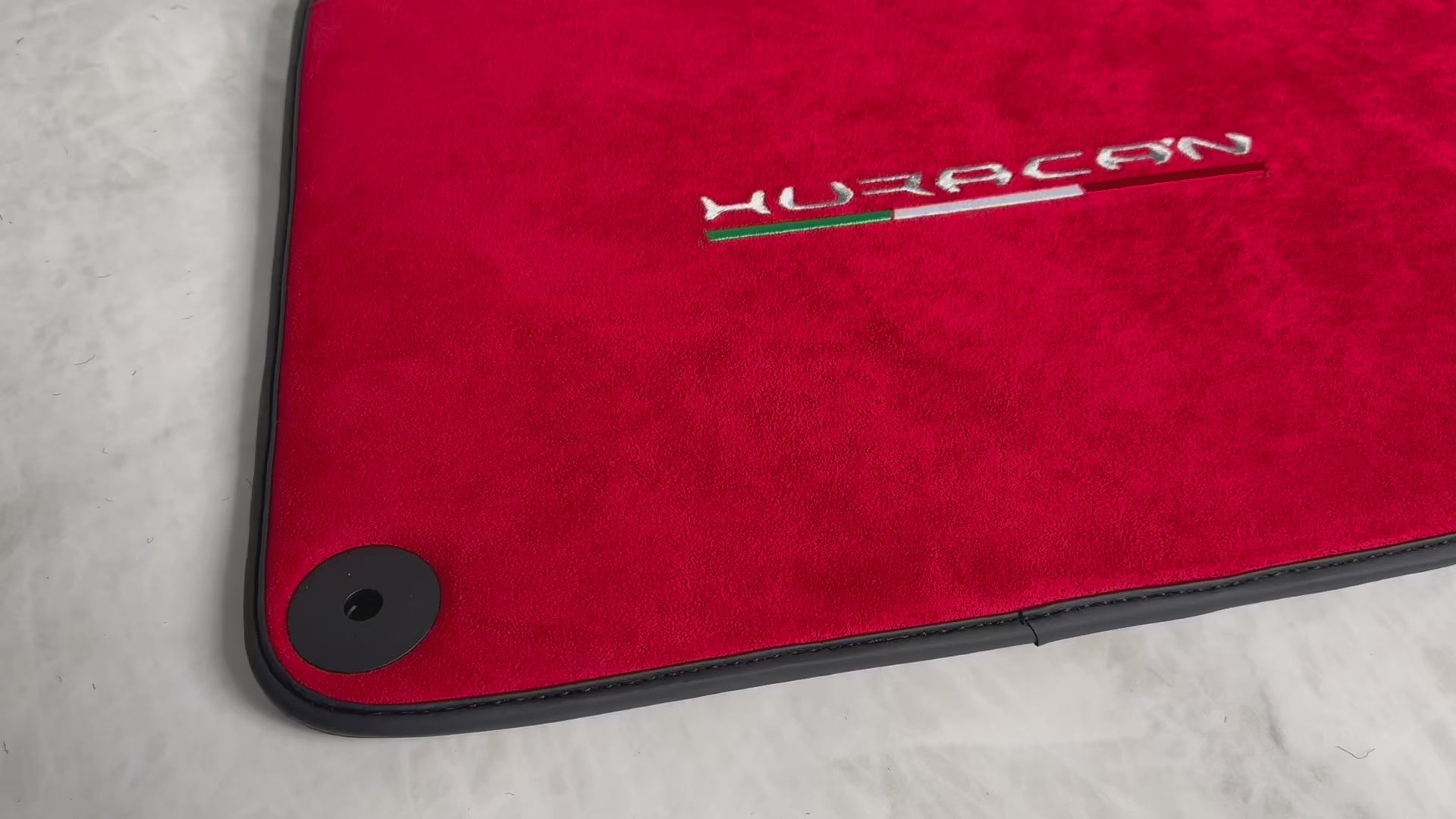 Mata samochodowe do Lamborghini Huracan z czerwonej skóry Alcantara z logo Huracan - AutoWin.EU