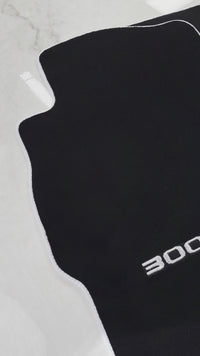 Czarne dywaniki do samochodu dla Nissan 300ZX (1990-2000) z białym wykończeniem