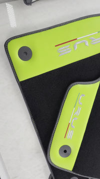 Czarne dywaniki do samochodów Lamborghini Urus z zieloną skórą