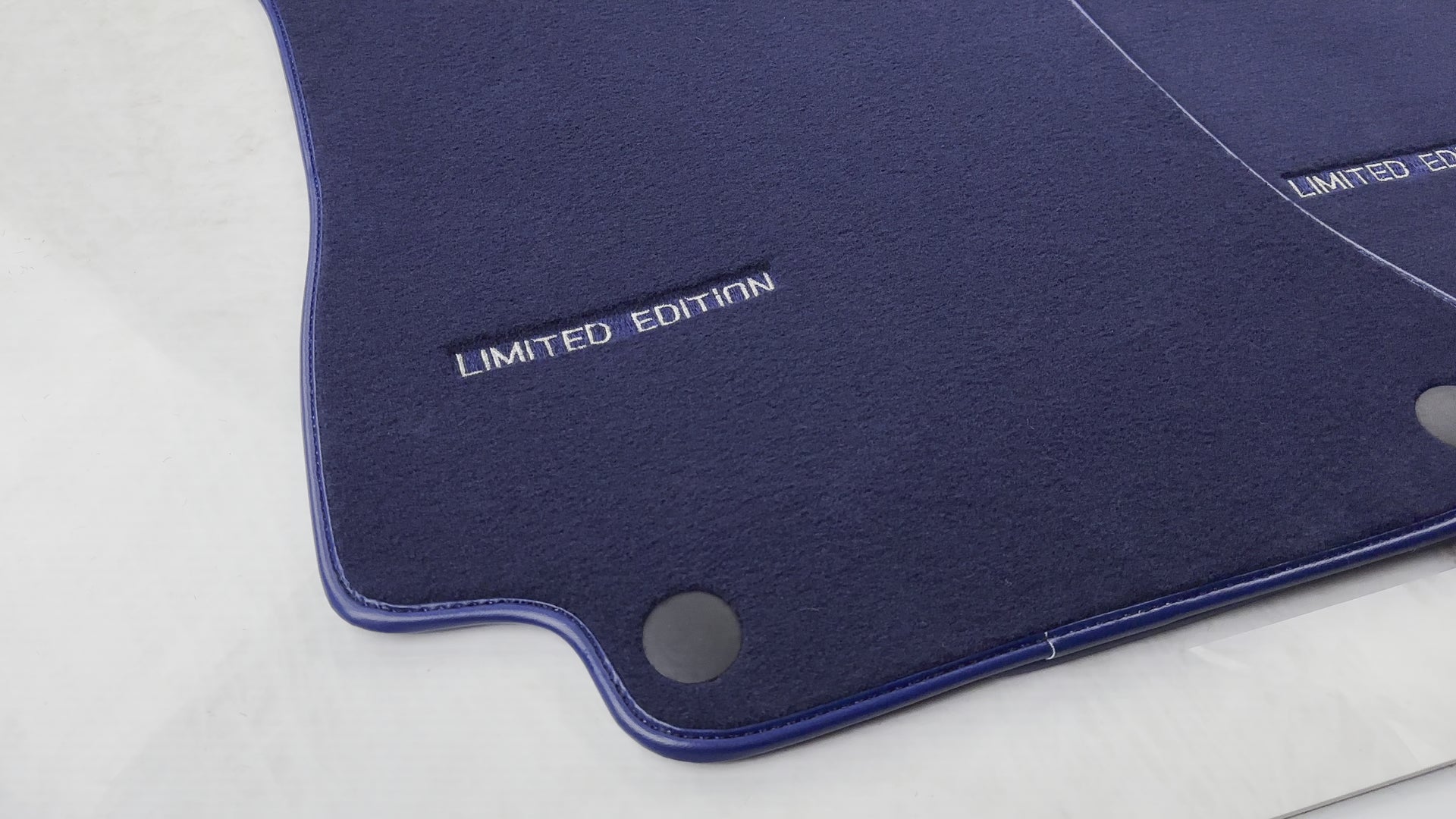 Ciemnoniebieskie dywaniki samochodowe dla Mercedes Benz E-Class W213 Sedan (2016-2020) | Edycja limitowana - AutoWin