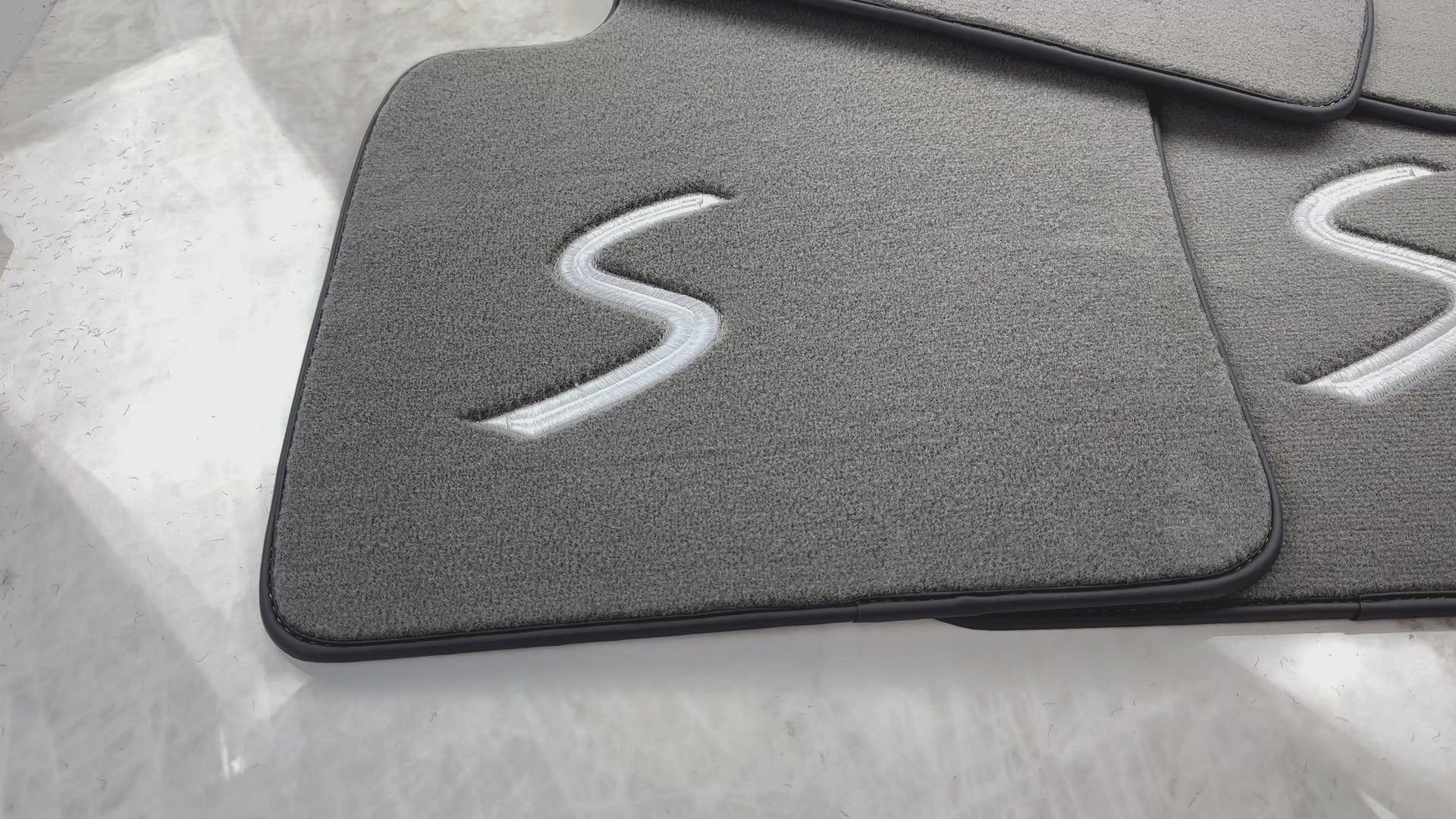 Szare dywaniki samochodowe do Mini Coopera / One Electric (2020-2023) - AutoWin