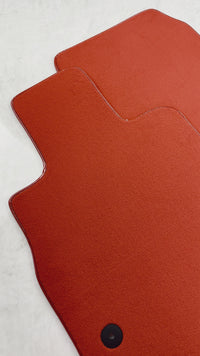 Czerwone dywaniki samochodowe do Chevrolet Corvette C8 (2020-2024)