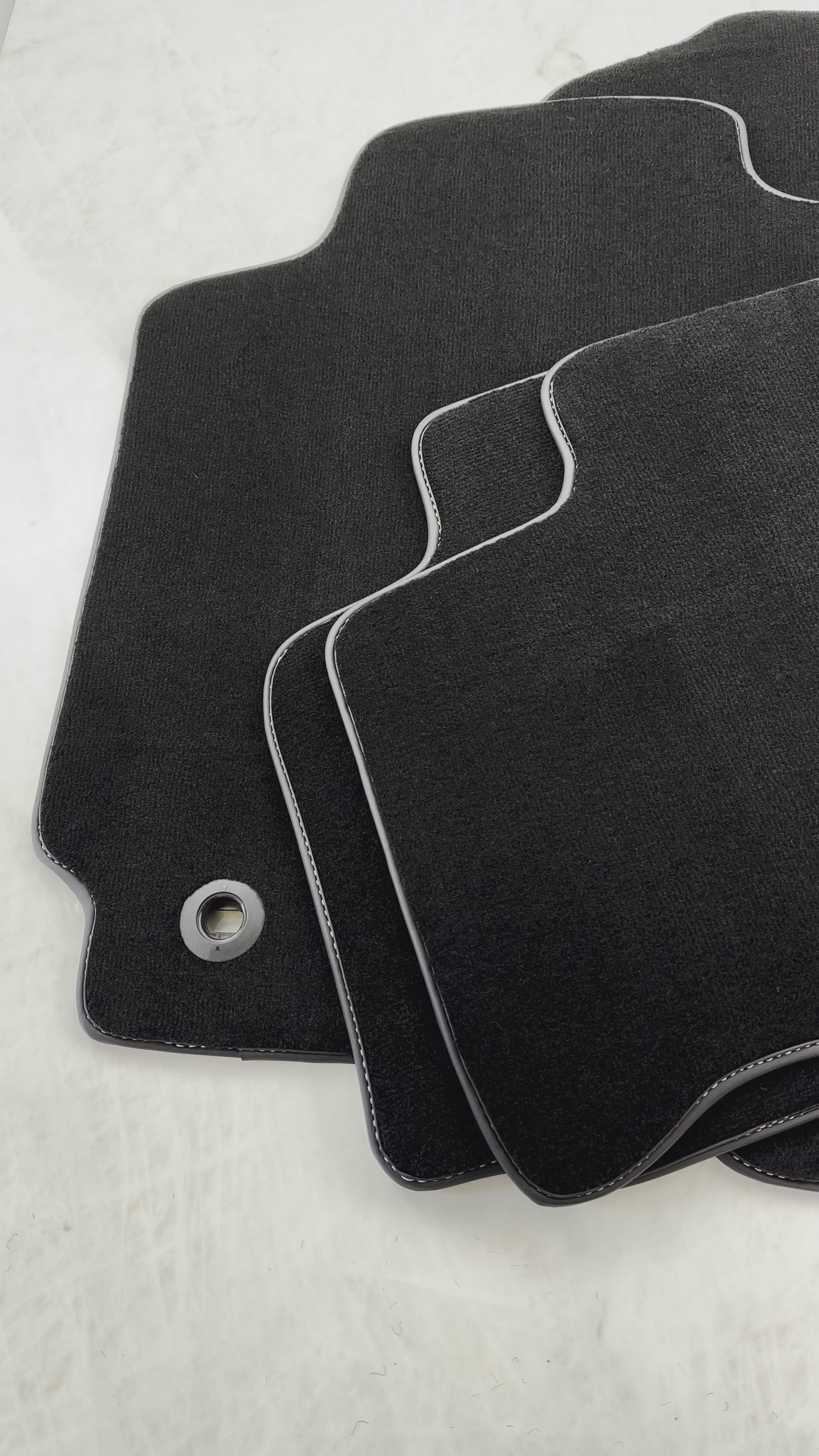 Czarne dywaniki samochodowe do Toyoty RAV4 (2013-2018) - AutoWin