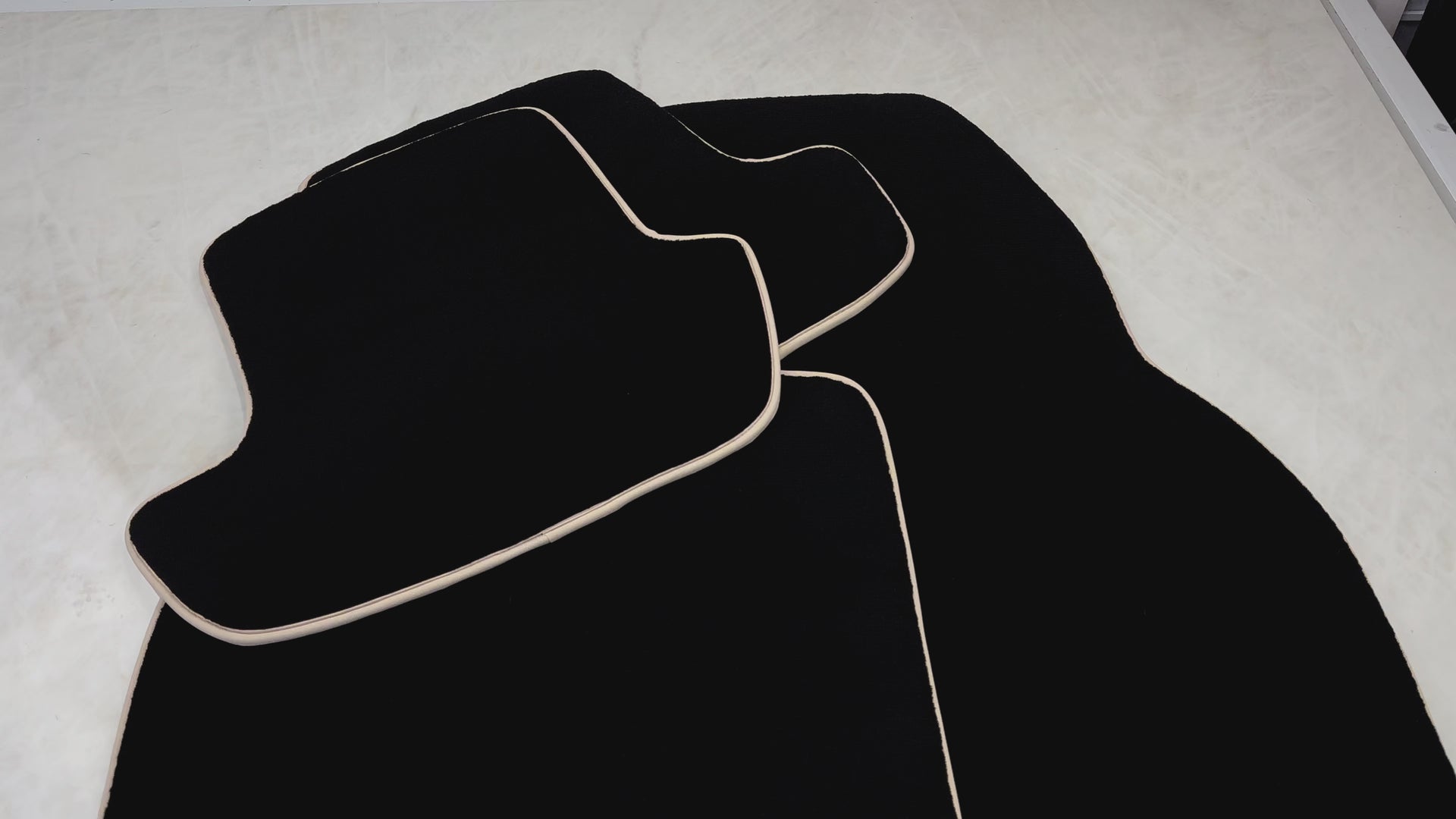 Czarne dywaniki samochodowe do Porsche Cayenne (2018-2023) | Beżowe wykończenie - AutoWin