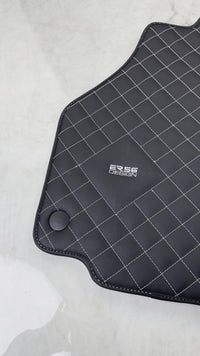 Skórzane maty samochodowe do Ferrari 458 Spider (2012-2015) z białym szyciem ER56