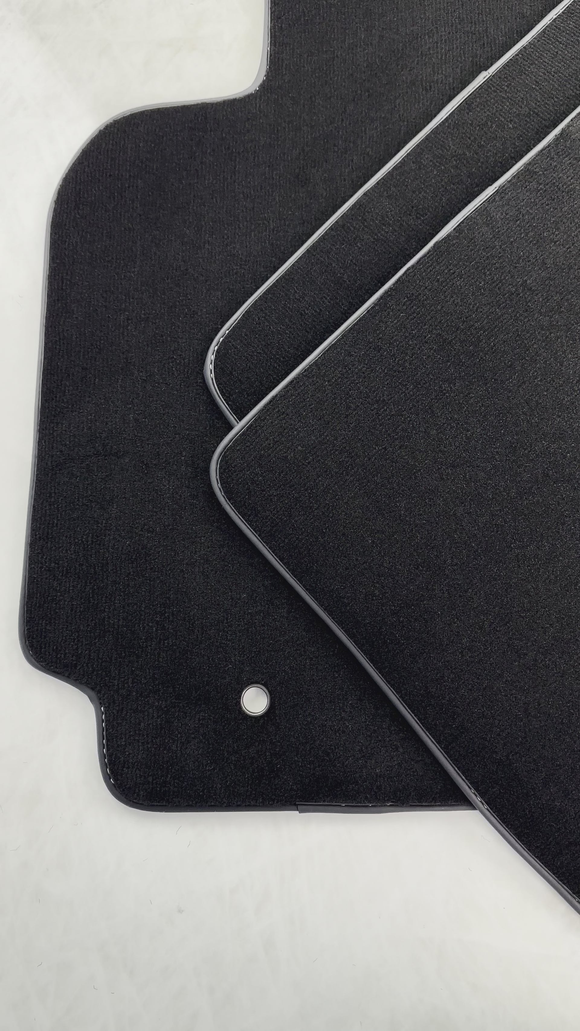 Czarne dywaniki samochodowe do Toyoty RAV4 (2000-2003) - AutoWin