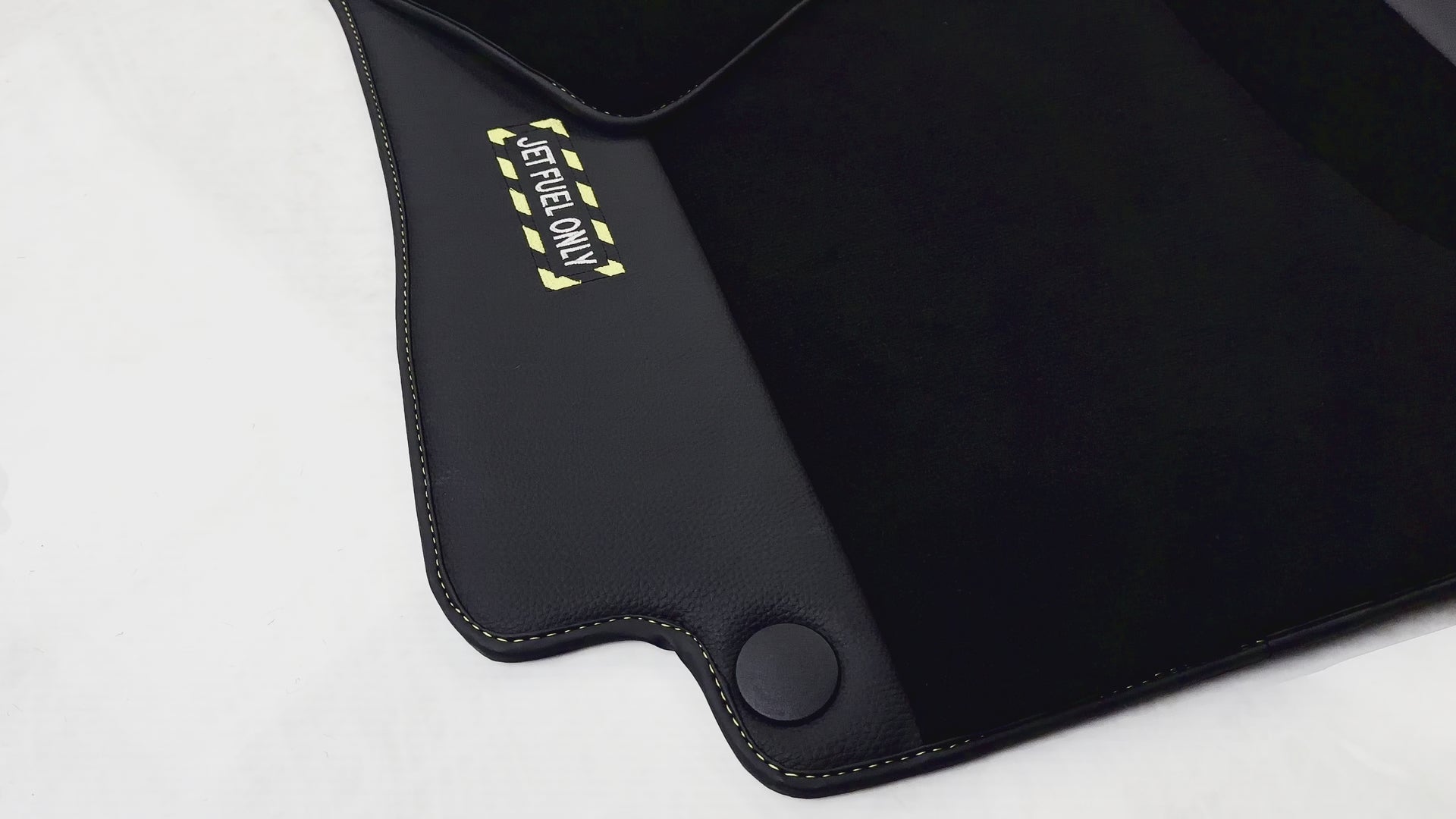 Czarne dywaniki samochodowe ze skóry do Mercedes Benz E-Class W213 Sedan (2016-2020) - "Tylko paliwo lotnicze" - AutoWin