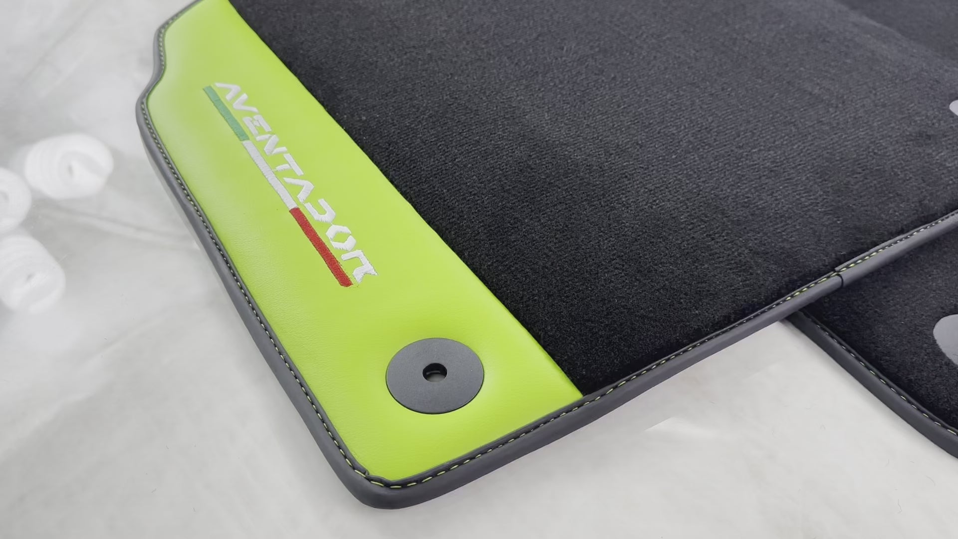 Czarne maty samochodowe do Lamborghini Aventador z zieloną skórą - AutoWin.EU