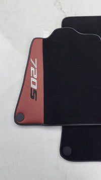 Czarne dywaniki samochodowe do McLaren 720S (2017-2021) z czerwoną skórą