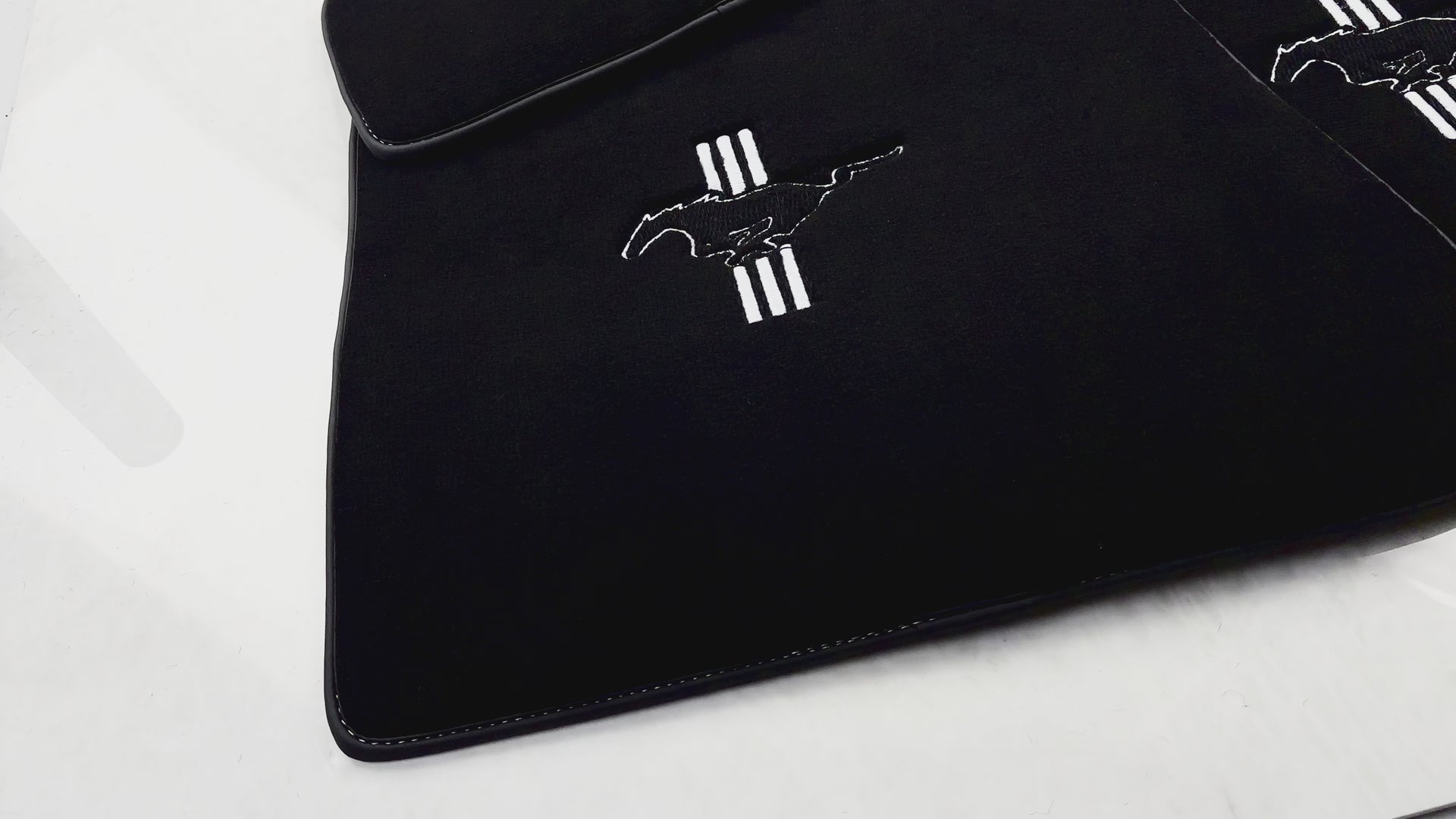 Czarne dywaniki samochodowe do Ford Mustang V (2004-2010) z Pony - AutoWin.EU