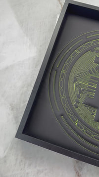 Czarne skórzane dzieło sztuki inspirowane Bitcoinem: luksusowa dekoracja z haftem zielonym