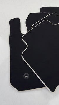 Czarne dywaniki samochodowe do Toyoty RAV4 (2006-2013)