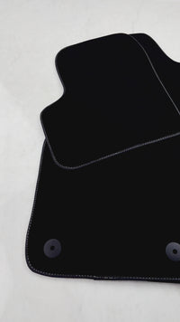 Czarne dywaniki samochodowe do Fiata 500e (2020-2024) 3+1 | Czarne wykończenie
